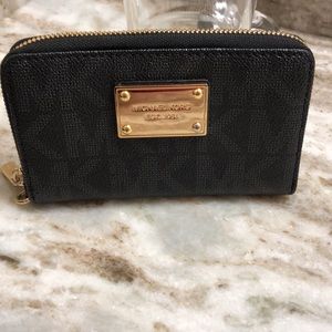 Michael Kors zip wallet